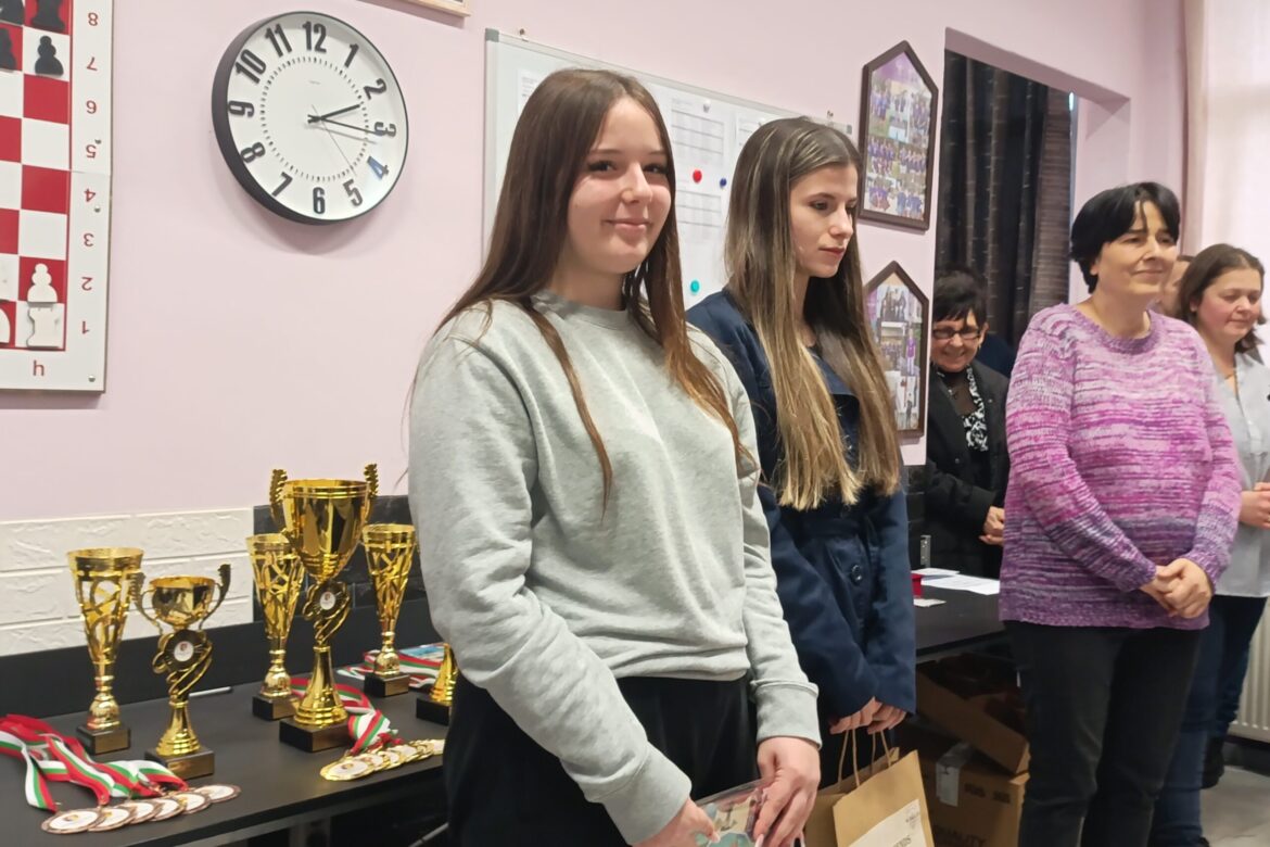 Απονομές - Ελισάβετ Σταμνά